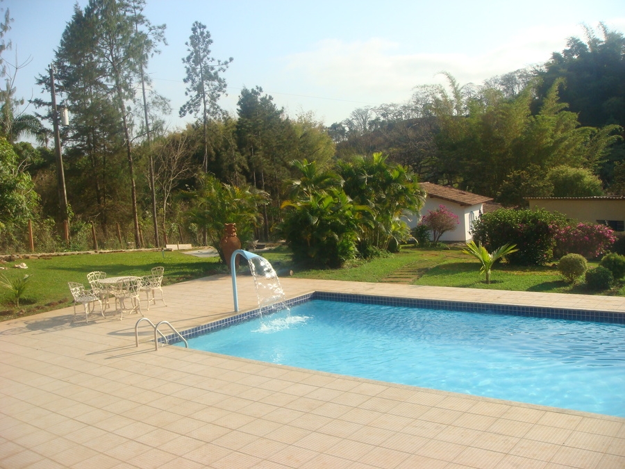 Piscina com cascata em sítio para aluguel em Belo Horizonte