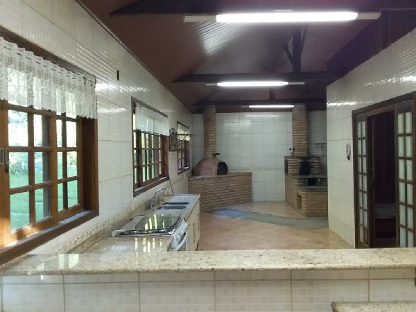 Fogão a lenha em área gourmet de sítio para eventos em Belo Horizonte